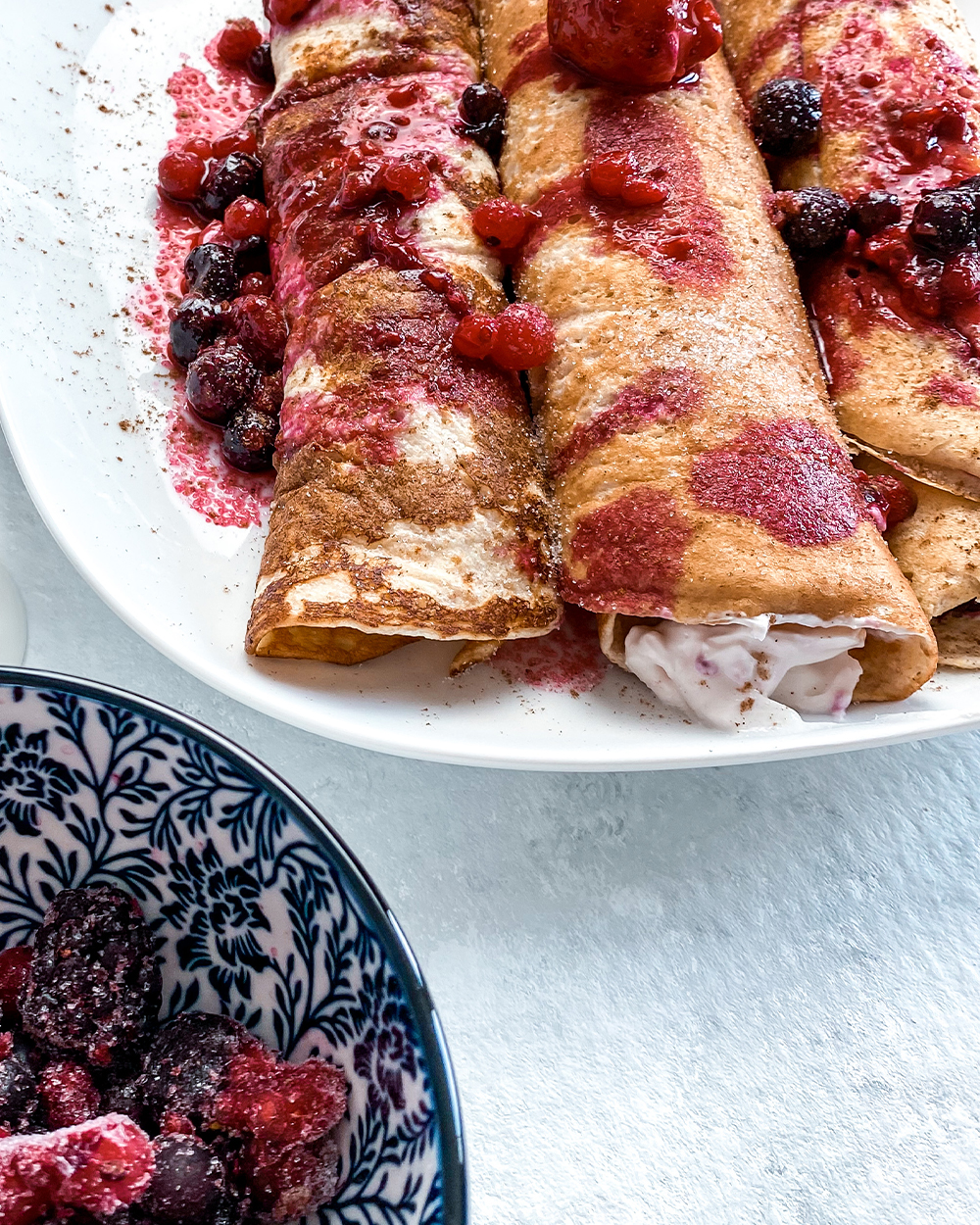 Gefüllte Protein Pfannkuchen mit Quark und Beeren postbild 3