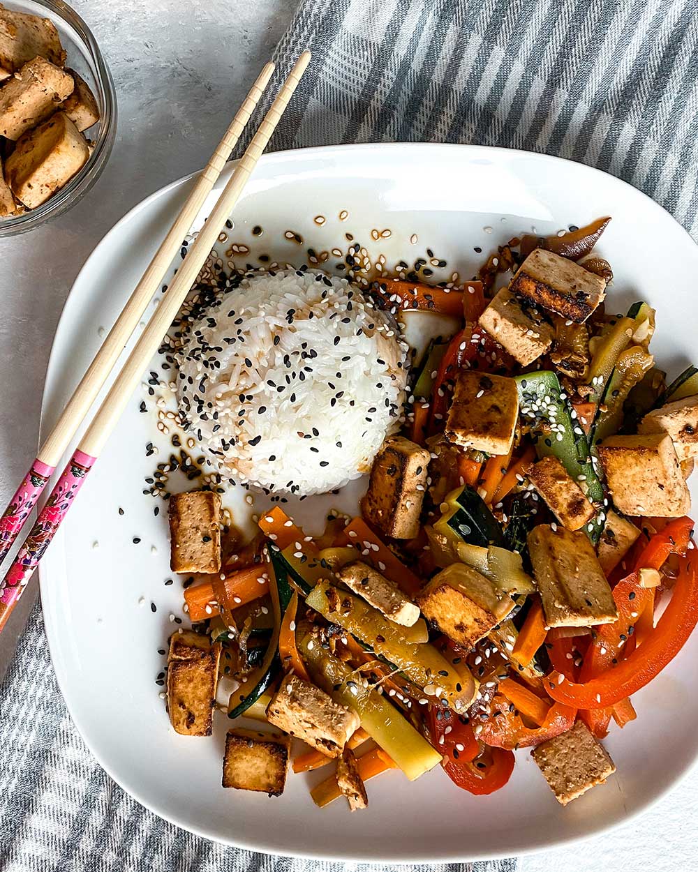 Tofu-asia-style-mit-Reis Tofu asia style Gemüse Pfanne