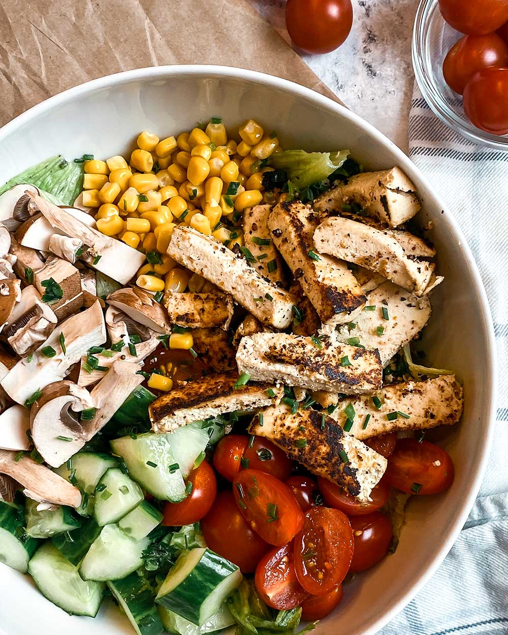 vegane tofu bowl mit blumenkohlreis