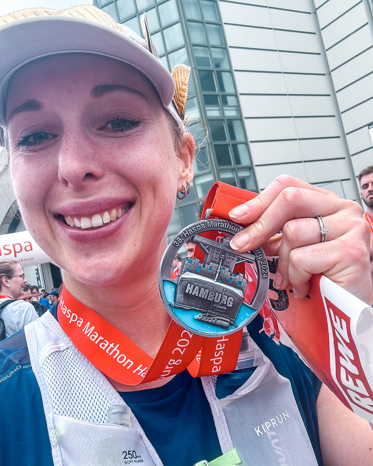 Mein erster Marathon in Hamburg_0009_F1283476-5886-46DC-941B-38DE328EFD1D marathon finisher
